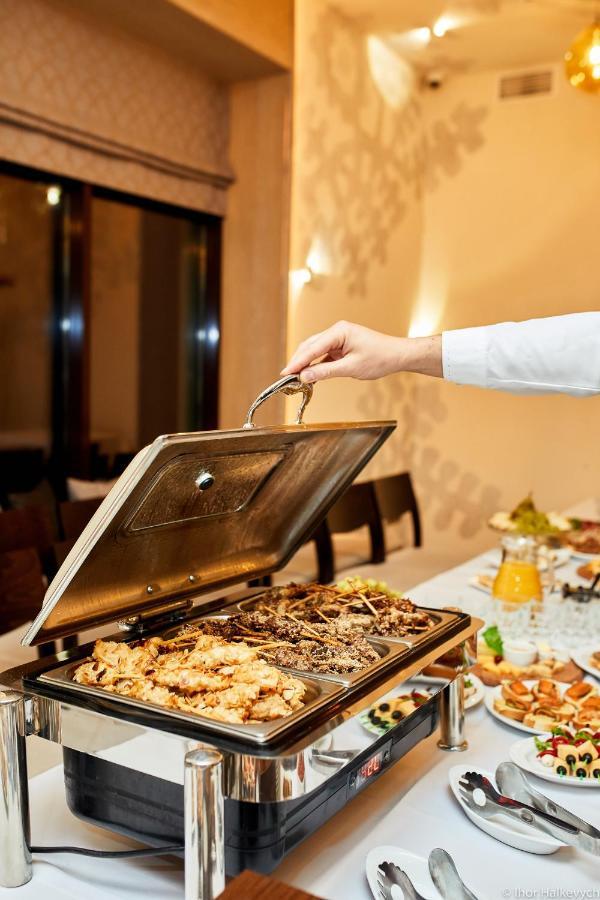 Optima Collection Park Hotel Ivano-Frankivsk Ngoại thất bức ảnh