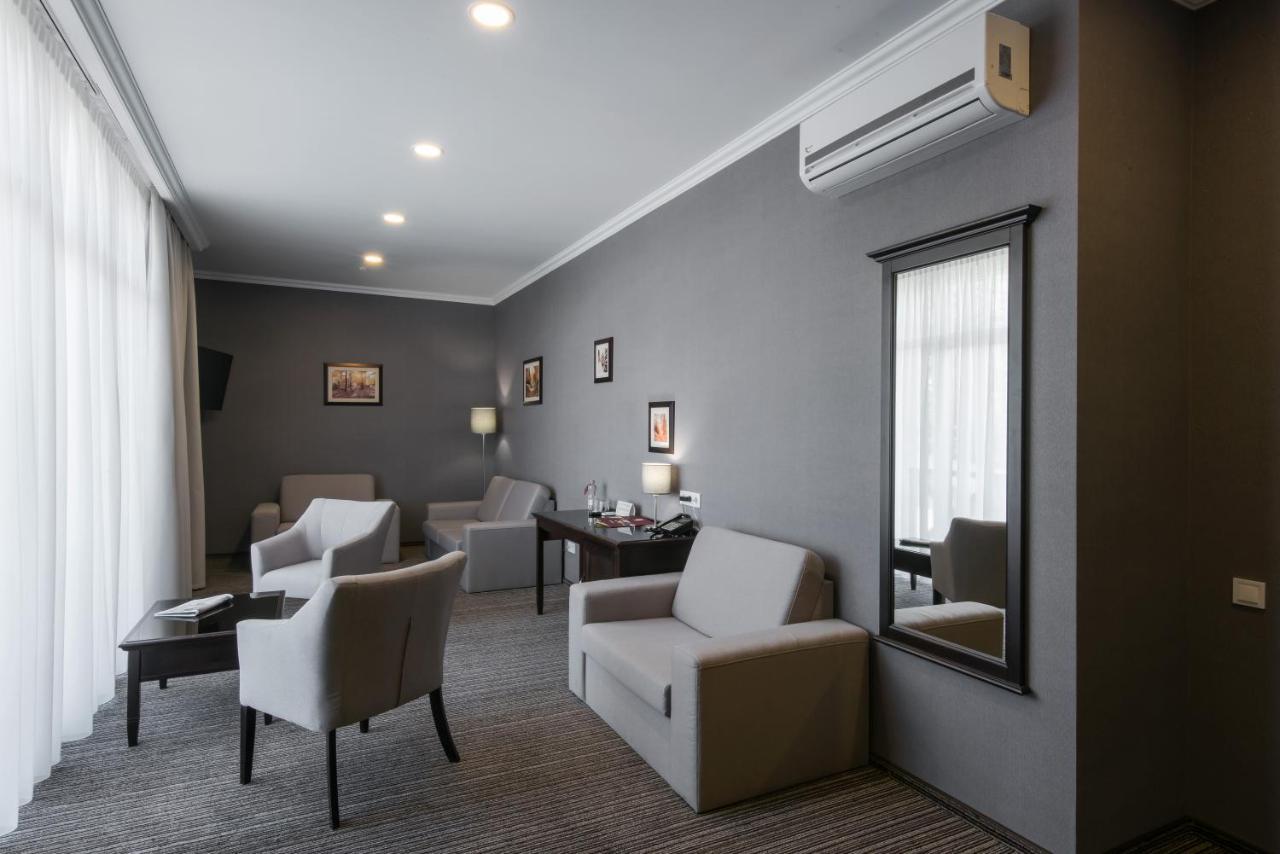 Optima Collection Park Hotel Ivano-Frankivsk Ngoại thất bức ảnh