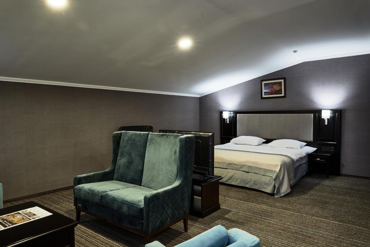 Optima Collection Park Hotel Ivano-Frankivsk Ngoại thất bức ảnh