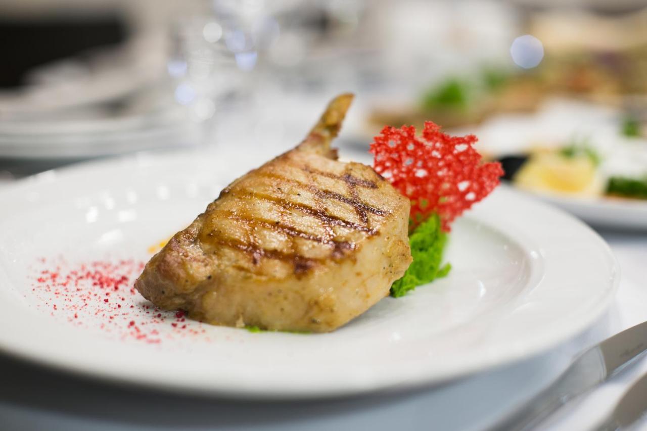 Optima Collection Park Hotel Ivano-Frankivsk Ngoại thất bức ảnh